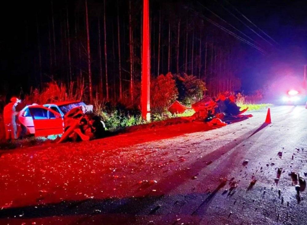 Três pessoas morrem em acidente entre carros, Pinherios, no Norte do ES