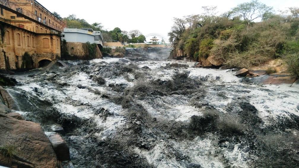 Moradores de Salto registram água preta no rio Tietê: ‘Parece petróleo’