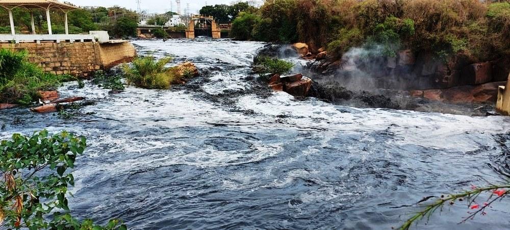 Moradores de Salto registram água preta no rio Tietê: ‘Parece petróleo’