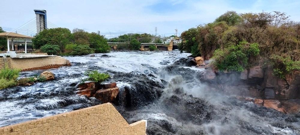 Moradores de Salto registram água preta no rio Tietê: ‘Parece petróleo’