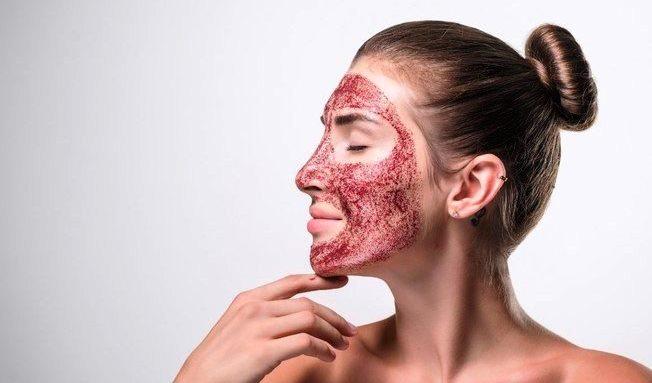 Vampire Facial: Conheça o procedimento que usa sangue para rejuvenescer a pele