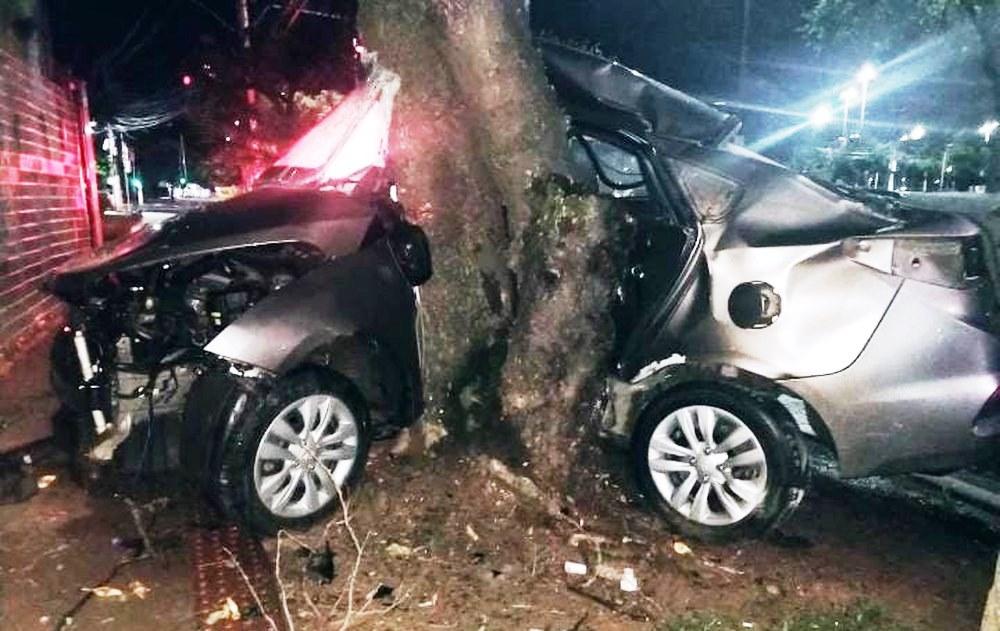 Carro se dobra em torno de árvore em acidente no ES e motorista morre