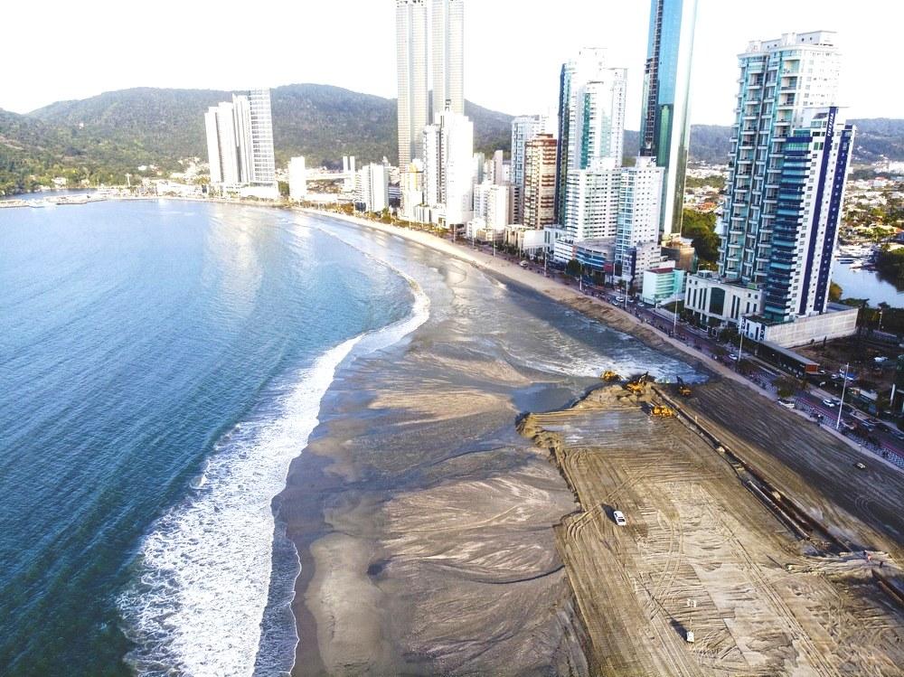 Prefeitura proíbe circulação perto da obra de alargamento da praia de Balneário Camboriú