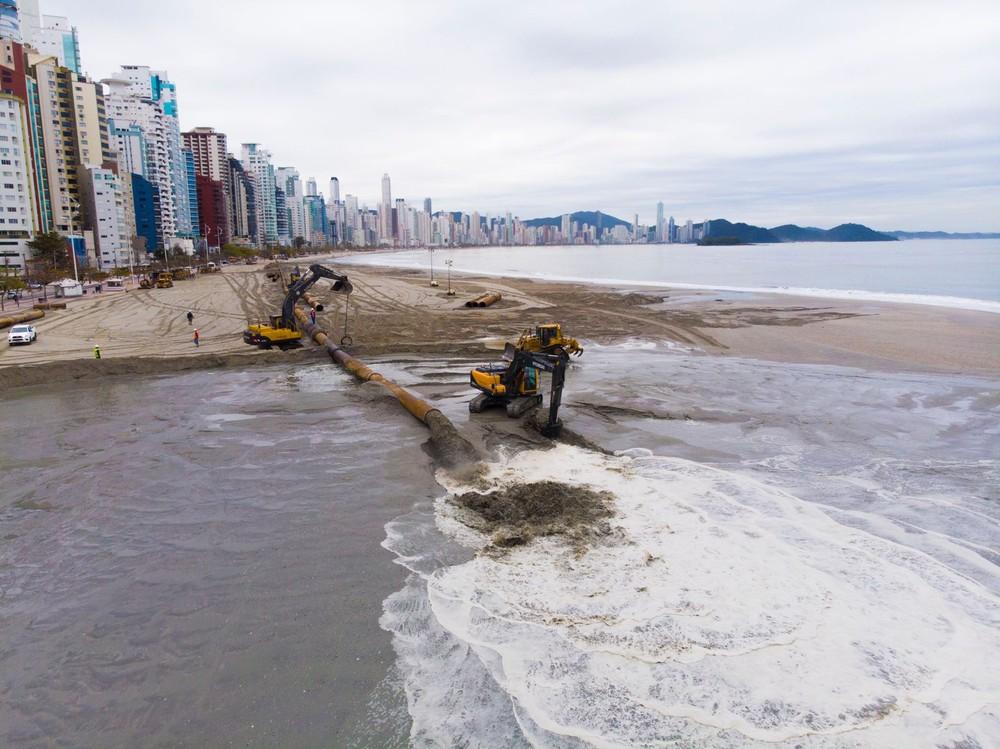 Prefeitura proíbe circulação perto da obra de alargamento da praia de Balneário Camboriú
