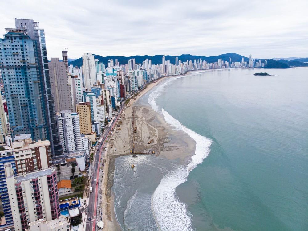 Prefeitura proíbe circulação perto da obra de alargamento da praia de Balneário Camboriú