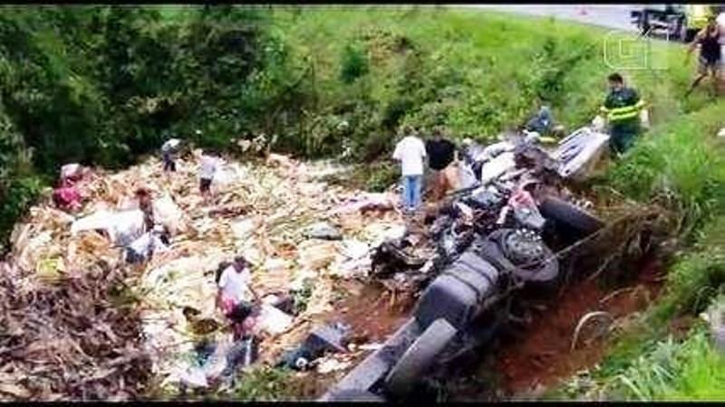 Motorista de caminhão perde o controle da direção e cai em ribanceira