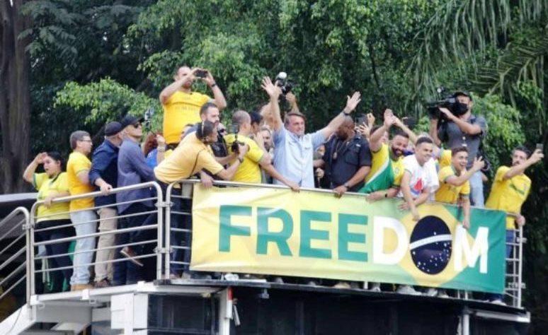 Ameaça de Bolsonaro de desobediência a ordens judiciais “marca hora” para impasse institucional