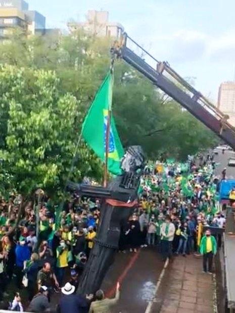 Estátua de Bolsonaro é inaugurada no RS e divide opiniões na internet