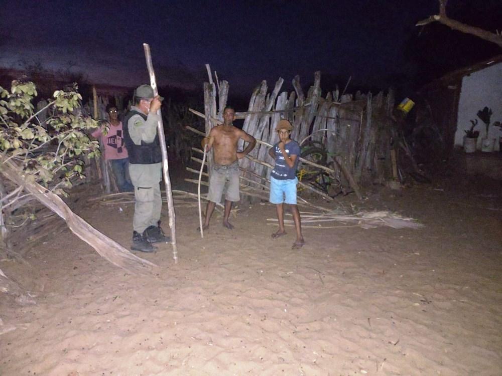 Homem tenta matar irmão e é assassinado por ele durante briga