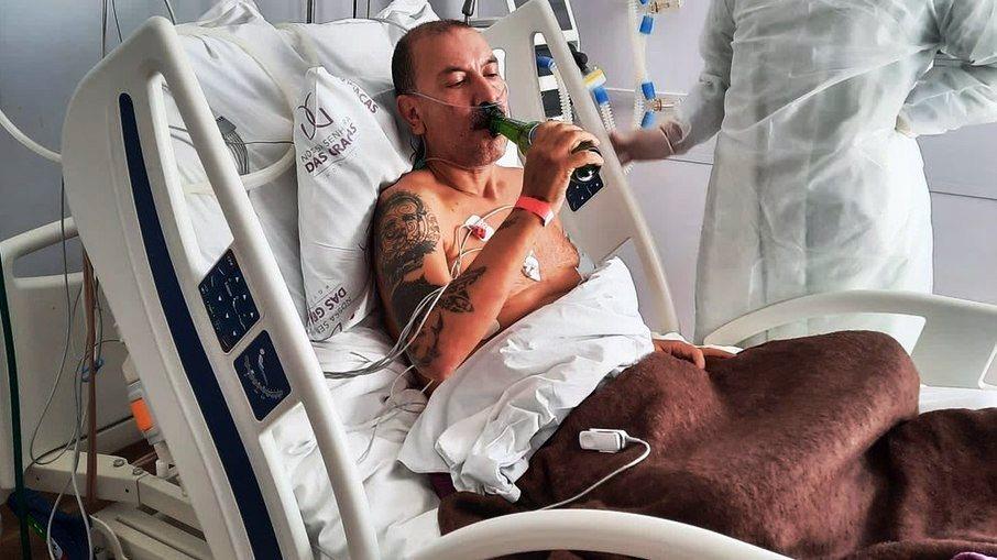 Homem comemora recuperação e bebe cerveja e refri em hospital após 18 dias internado por Covid
