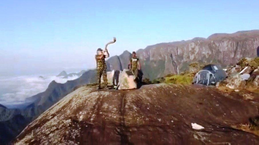 “Trompetistas do apocalipse” estão há 10 dias no cume do 