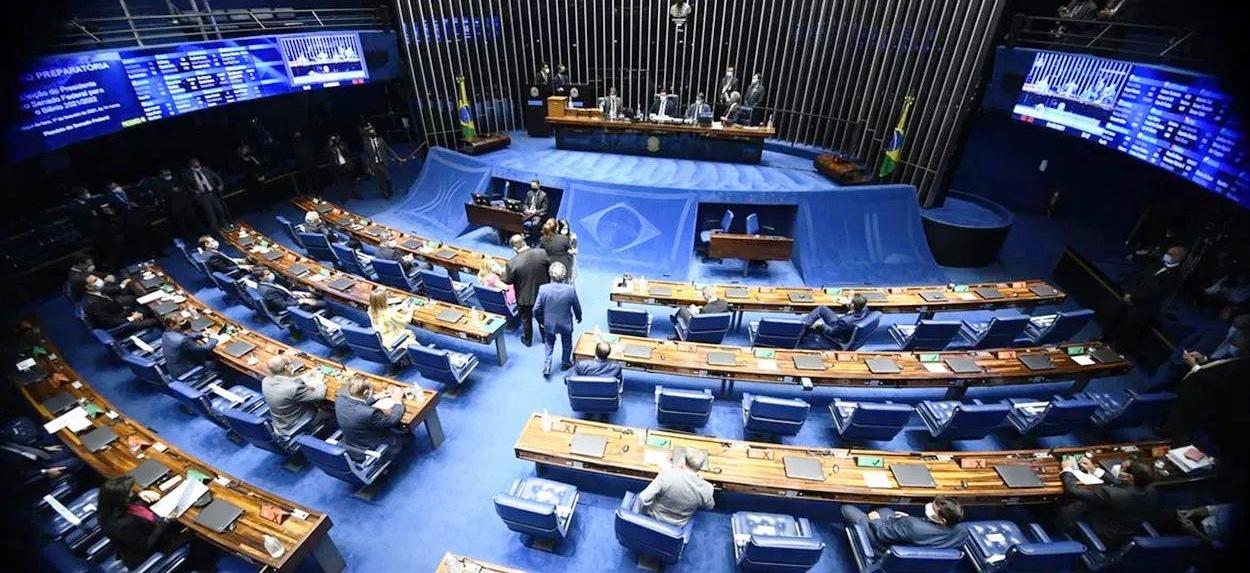 Senado aprova projeto que libera candidatura para políticos com contas irregulares