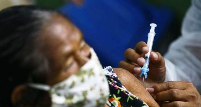 Aplicação da 3ª dose da vacina contra a Covid-19 em idosos acima de 70 começa nesta quarta (15)