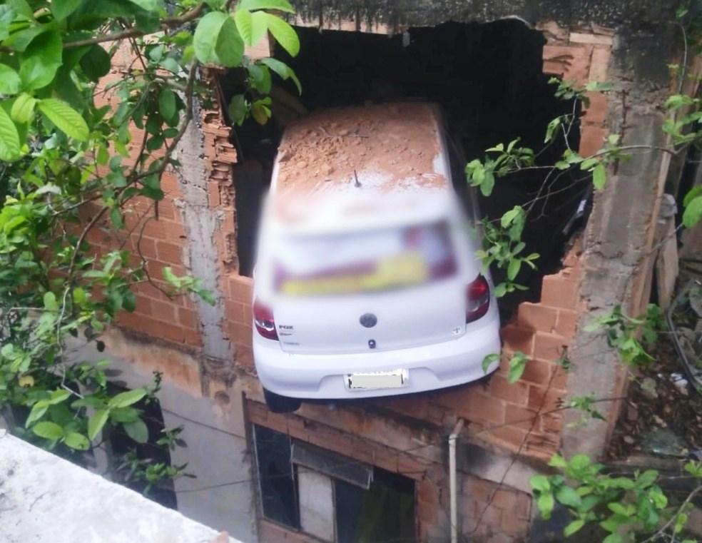 Carro perde freio em ladeira, 'voa' e invade oficina no ES