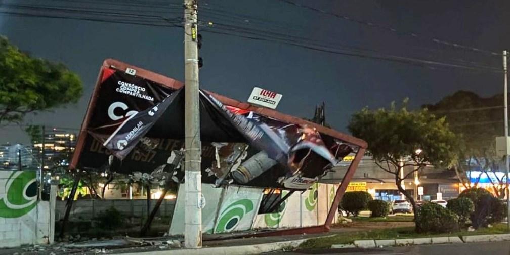 Ventania no ES derruba outdoor, placas, árvores e telhado de igreja, e deixa bairros sem luz