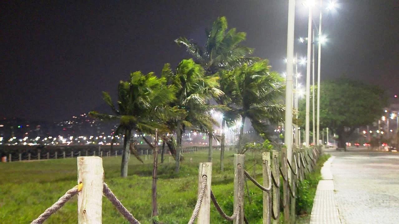 Ventania no ES derruba outdoor, placas, árvores e telhado de igreja, e deixa bairros sem luz