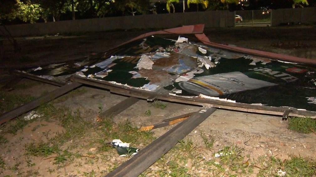 Ventania no ES derruba outdoor, placas, árvores e telhado de igreja, e deixa bairros sem luz
