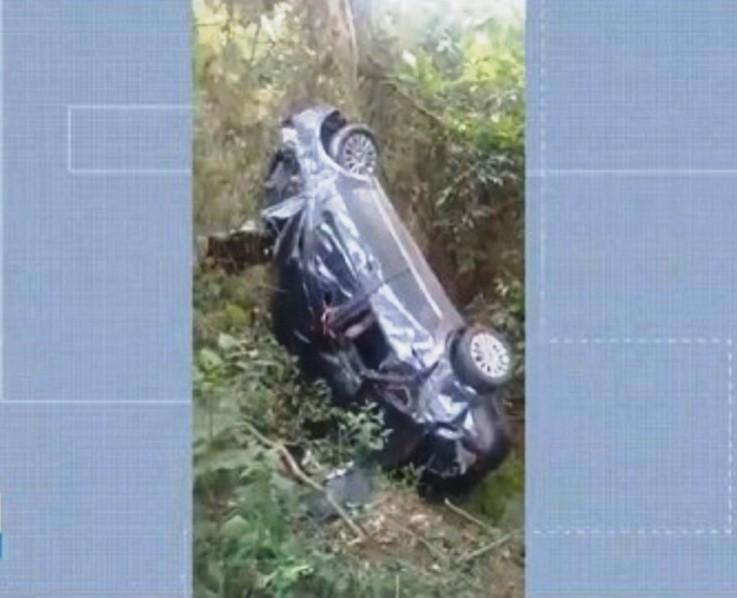 Carro fica pendurado entre árvores após acidente no ES