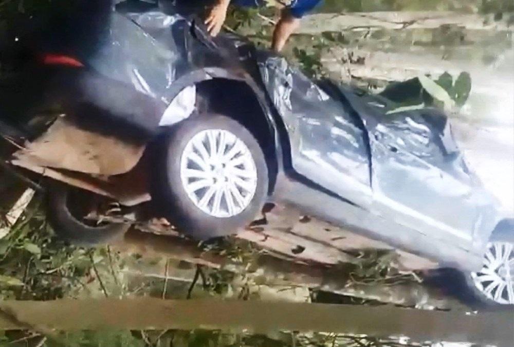 Carro fica pendurado entre árvores após acidente no ES