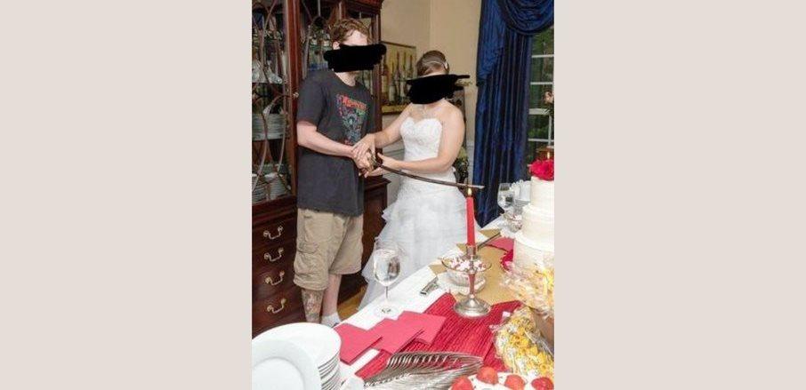 Noivo é criticado por usar bermuda e camiseta em seu casamento
