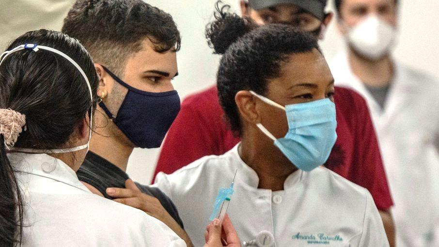 Brasil chega aos 595.446 óbitos em razão da covid-19