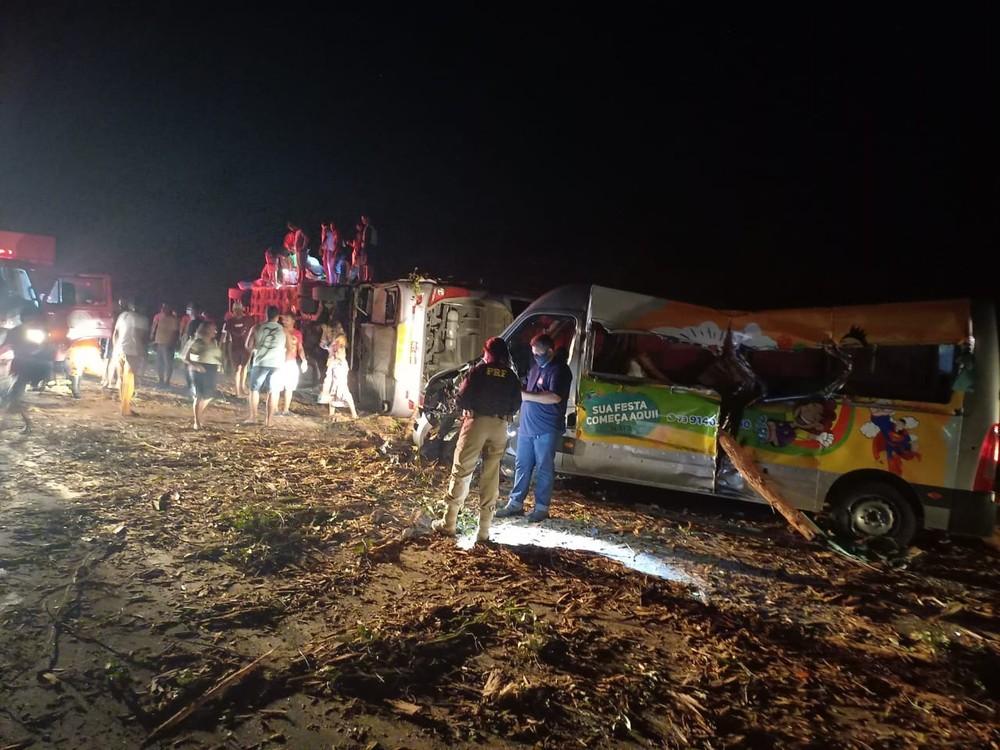 Colisão entre caminhão, ônibus e van deixa ao menos 12 mortos na BR-101, no sul da Bahia