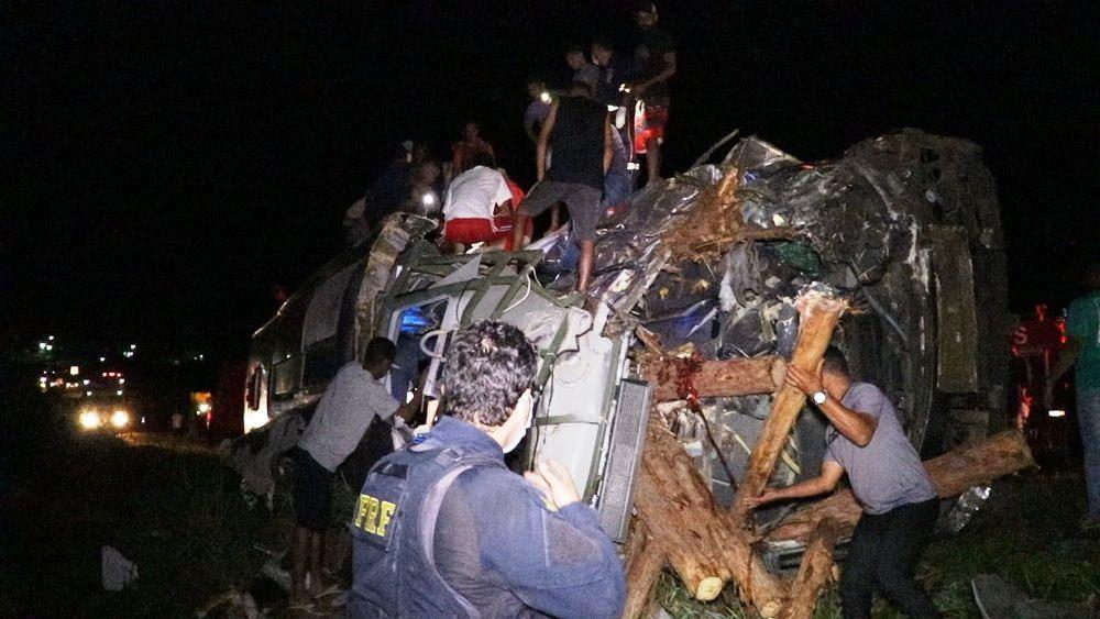Colisão entre caminhão, ônibus e van deixa ao menos 12 mortos na BR-101, no sul da Bahia