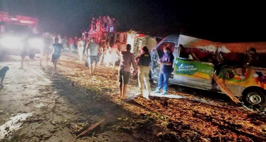 Colisão entre caminhão, ônibus e van deixa ao menos 12 mortos na BR-101, no sul da Bahia
