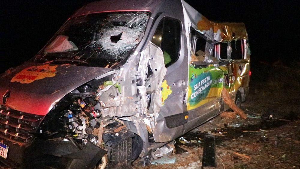 Colisão entre caminhão, ônibus e van deixa ao menos 12 mortos na BR-101, no sul da Bahia