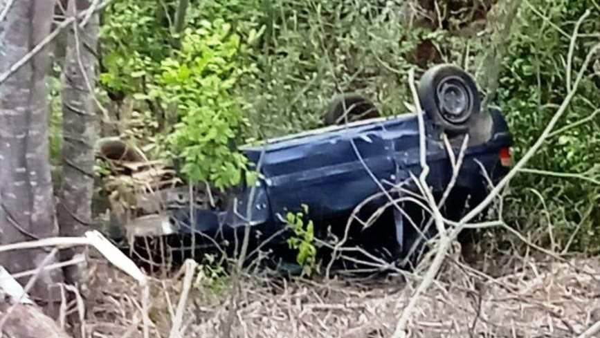 Corpo é encontrado dentro de carro em ribanceira de 25 metros em São Roque do Canaã