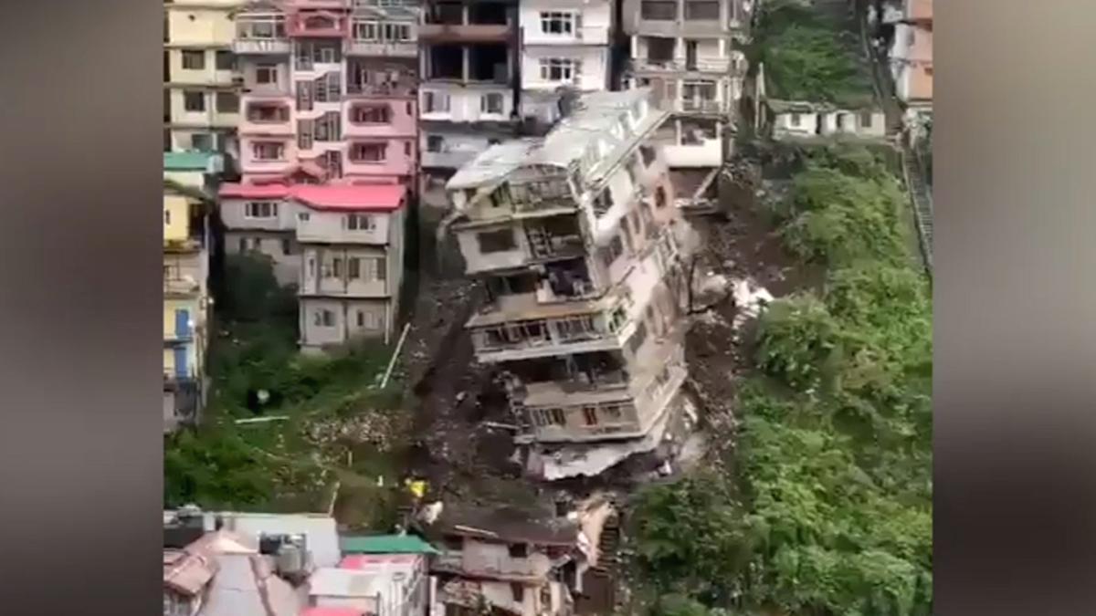 Prédio residencial de 8 andares desaba após ser evacuado na Índia