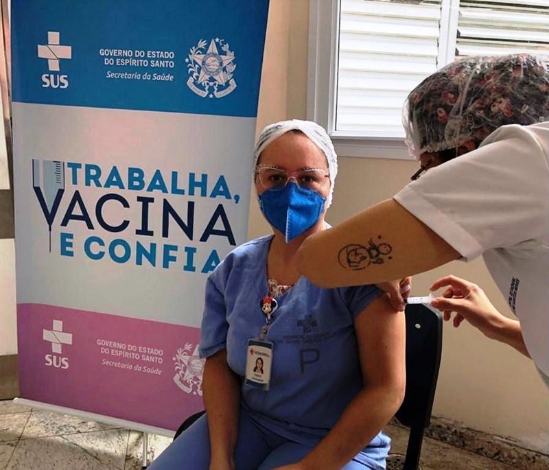 ES inicia distribuição de mais 105.050 doses de reforço para trabalhadores da saúde