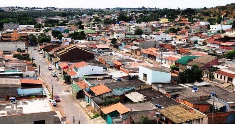 Mulher abandona recém-nascido em bar e é presa