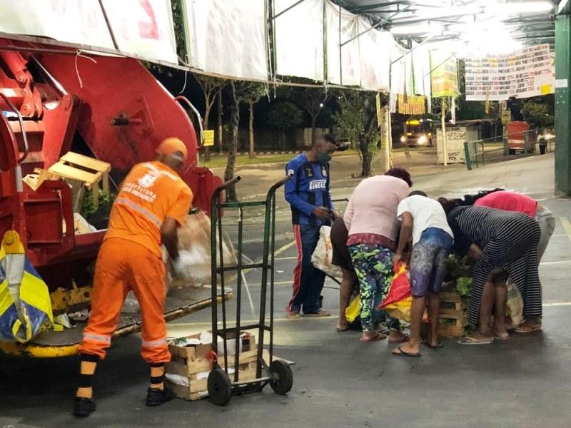 Pessoas cercam lixo de supermercado em busca de comida: “Vergonha é roubar”, diz uma delas