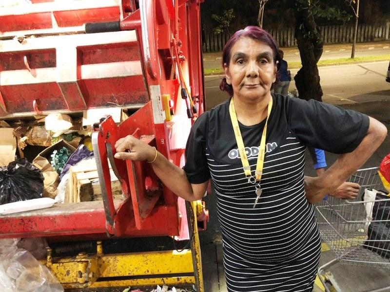 Pessoas cercam lixo de supermercado em busca de comida: “Vergonha é roubar”, diz uma delas