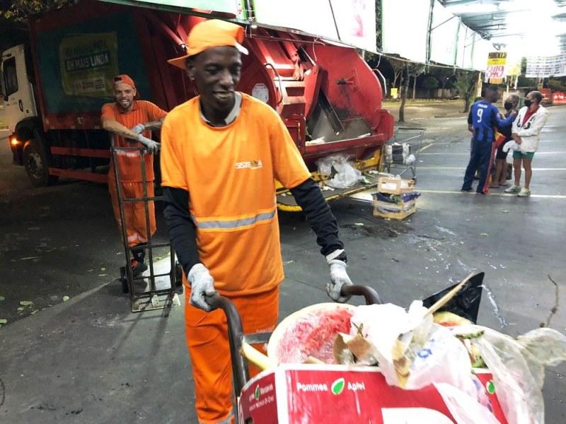 Pessoas cercam lixo de supermercado em busca de comida: “Vergonha é roubar”, diz uma delas