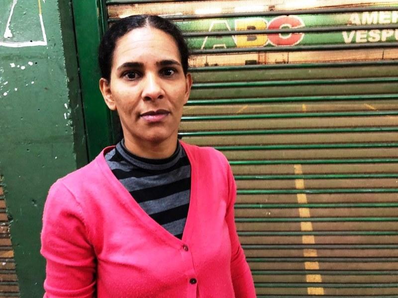 Pessoas cercam lixo de supermercado em busca de comida: “Vergonha é roubar”, diz uma delas