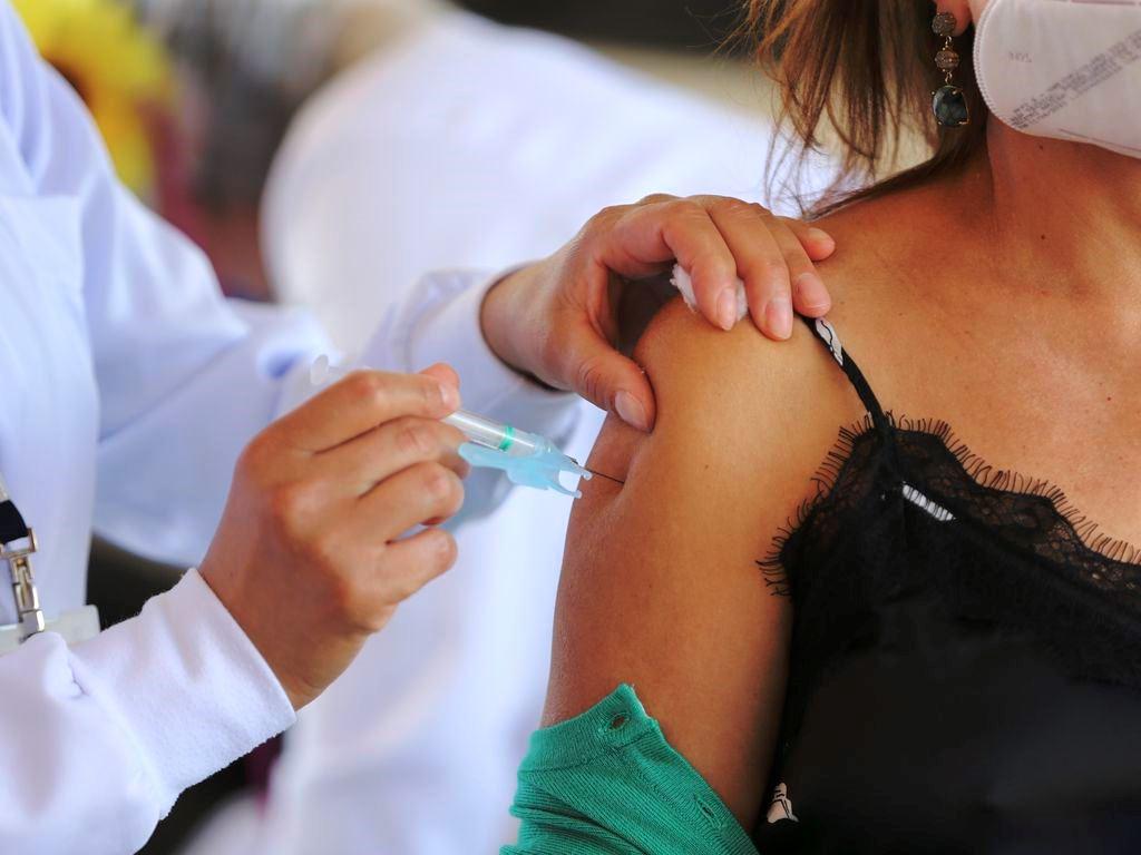 99,6 milhões de brasileiros estão totalmente imunizados; 70,1% da população tomou ao menos uma dose
