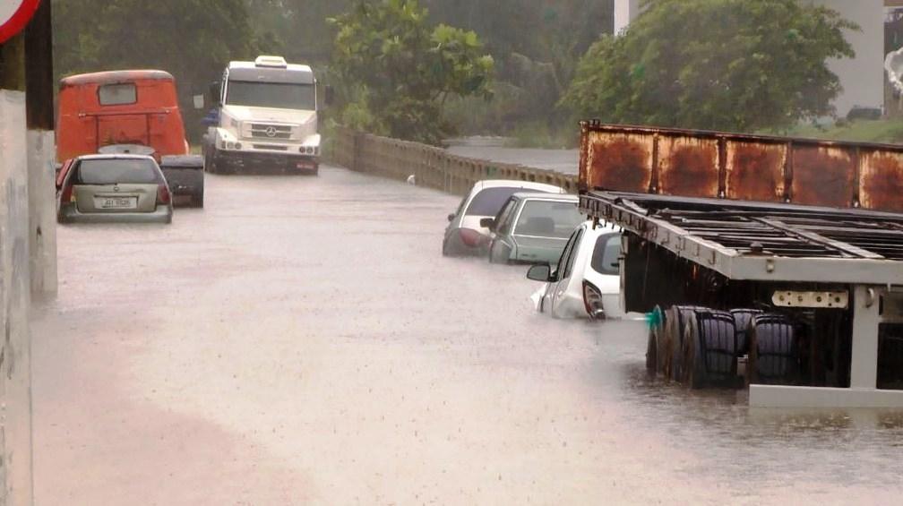 Chuva forte deixa desabrigados e desalojados no ES