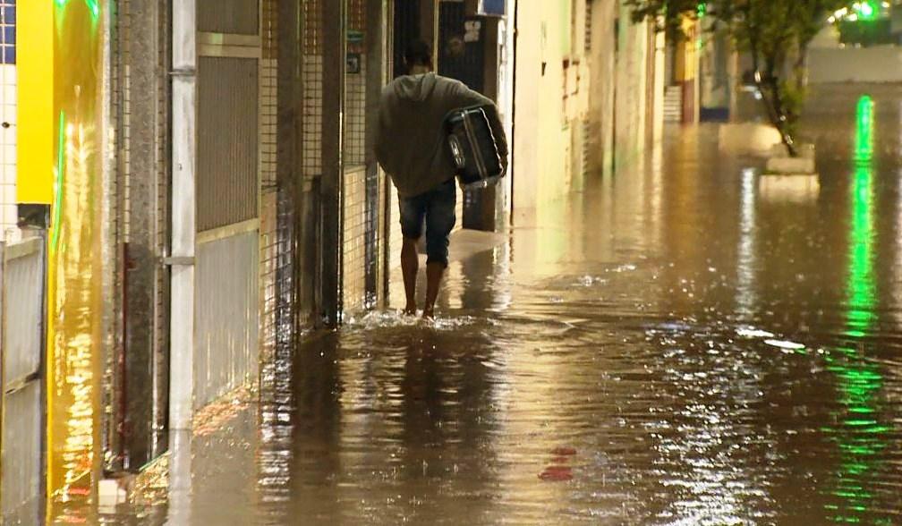 Chuva forte deixa desabrigados e desalojados no ES