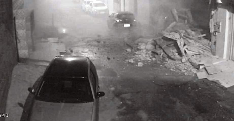 Imagem mostra o momento em que prédio desaba em Vila Velha, ES