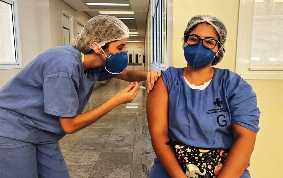 ES antecipa dose de reforço contra Covid-19 para trabalhadores da Saúde