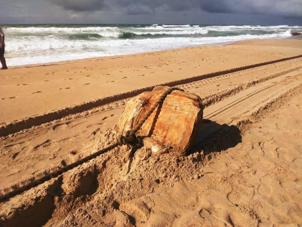 Pesquisadores decifram escritos em caixas misteriosas encontradas em praias da Bahia