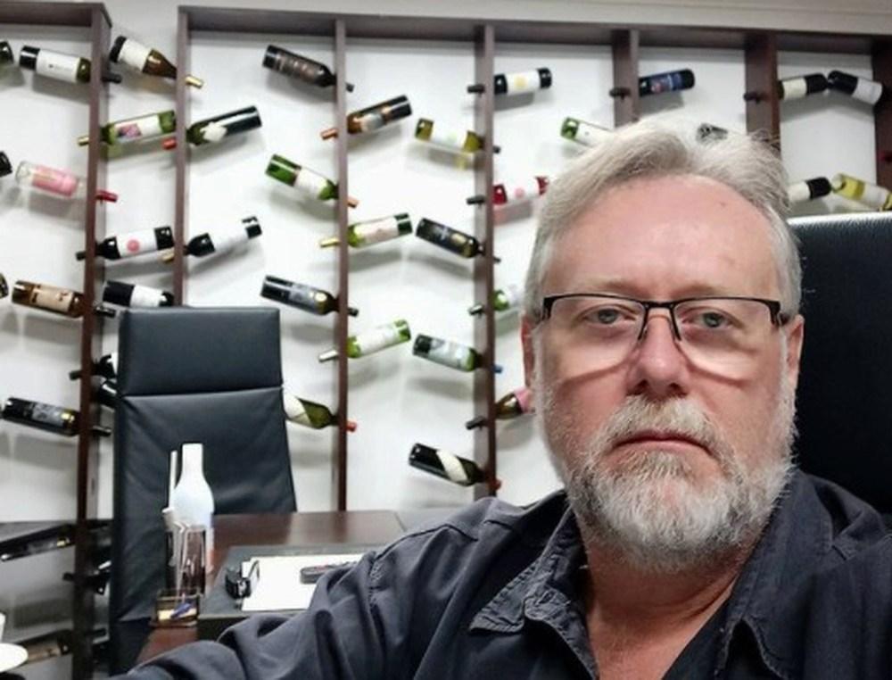 Batida entre carro e carreta deixa empresário morto e três feridos na BR-262