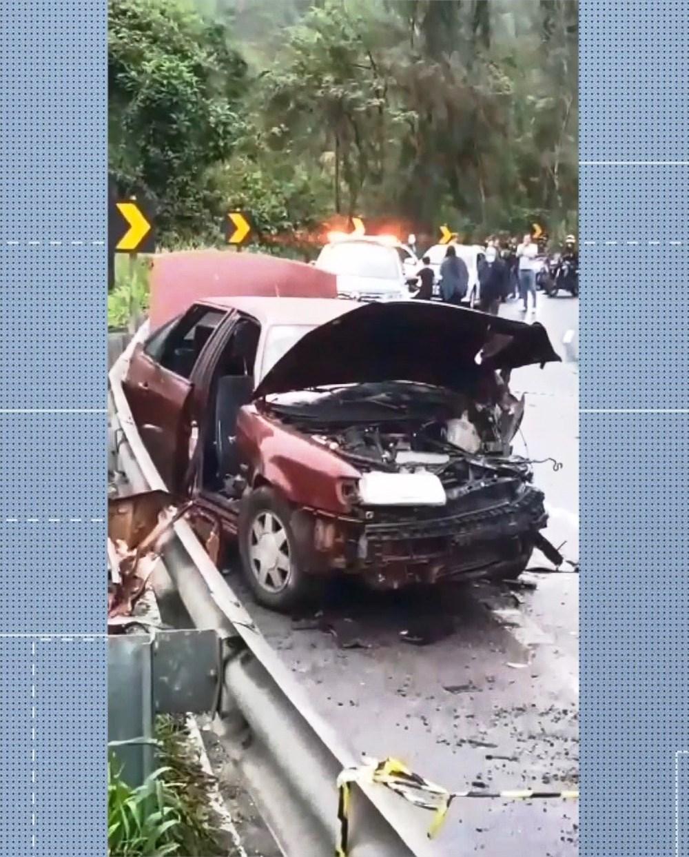 Batida entre carro e carreta deixa empresário morto e três feridos na BR-262