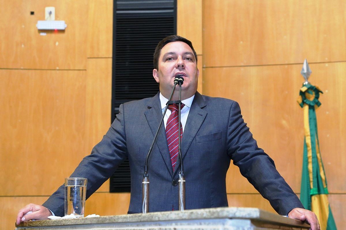 Deputado Bruno Lamas homenageia professores em sessão solene na Ales, nesta terça-feira (19)