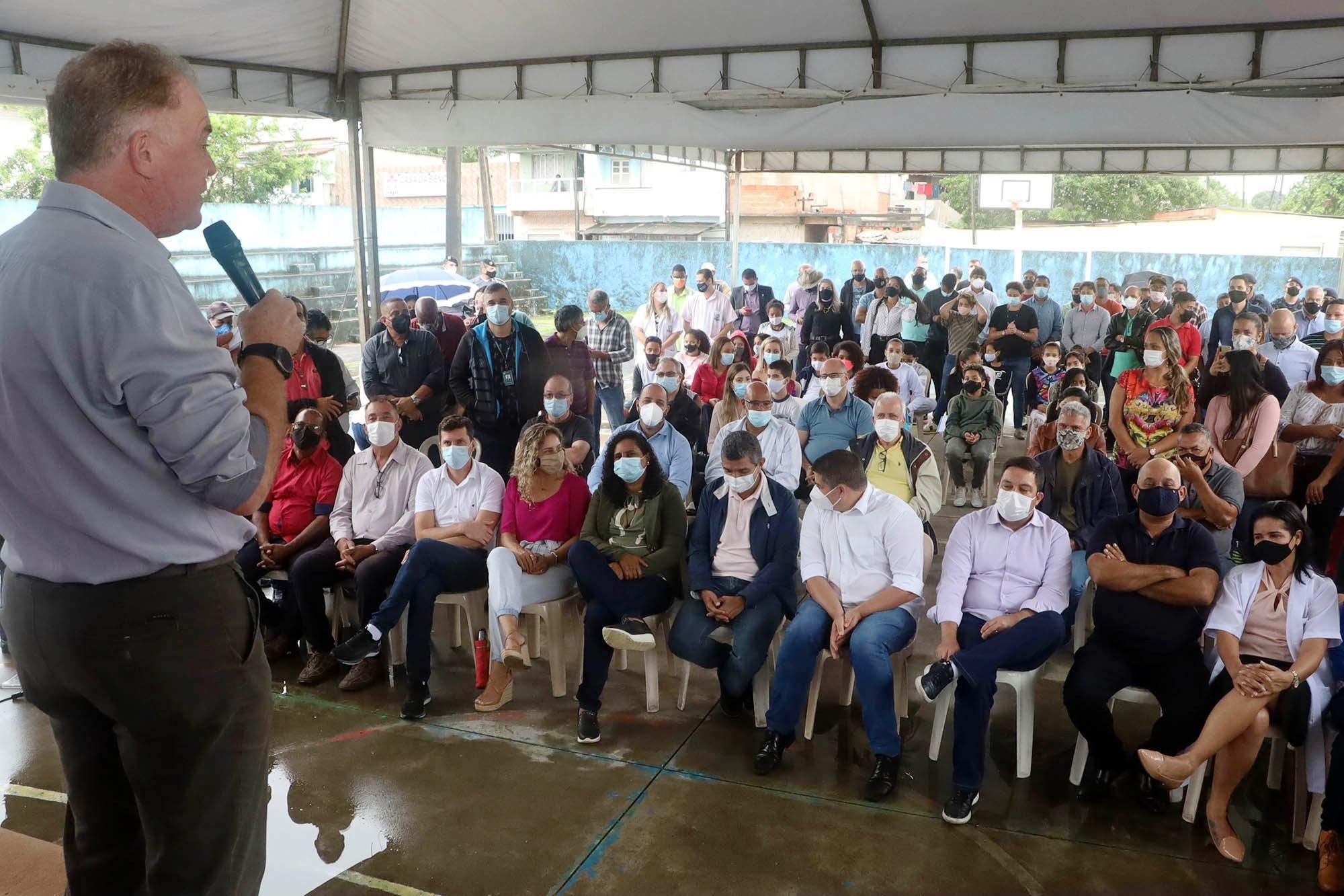 Foto: Divulgação Dando continuidade às capacitações oferecidas pela Secretaria de Turismo (Setur), em parceria com o Serviço Brasileiro de Apoio às Micro e Pequenas Empresas (Sebrae), nestas quarta-feira (20) e quinta-feira (21), representantes de quatro regiões turísticas participam dos encontros com o tema “Oportunidades e Desafios para Gestão Regional do Turismo”. A atividade, que é direcionada a gestores públicos, empresários e lideranças, integra o Programa Estadual de Gestão do Turismo, alinhado ao Programa de Regionalização do Turismo. O objetivo é oportunizar o desenvolvimento das regiões turísticas fortalecendo o turismo local. “Nosso trabalho com as prefeituras, Sebrae e empreendedores visa ao fortalecimento das atividades que integram o turismo para que, cada vez mais, se tornem ambientes de geração de emprego e renda”, afirma a secretária de Estado de Turismo, Lenise Loureiro. Os encontros são conduzidos a pelos consultores Richard Alves e Ronaldo Flaviano de Souza, profissionais da Lab Turismo contratada pelo Sebrae. As inscrições podem ser feitas por meio do www.labturismo.com.br/turismoes Confira o calendário das atividades desta semana: Dia 20/10 (quarta-feira) 9h – Pedro Canário: municípios que integram a Região Turística Doce Terra Morena 15h – São Gabriel da Palha: municípios que integram a Região Turística Pedras, Pão e Mel Dia 21/10 (quinta-feira) 9h – Linhares: municípios que integram a Região Turística do Verde e das Águas 15h – Marilândia: municípios que integram a Região Turística Doce Pontões Mais informações podem ser obtidas com a Gerência de Gestão do Turismo, pelo telefone (27) 3636-8010 ou pelo e-mail gestur@turismo.es.gov.br Valedoitaúnas