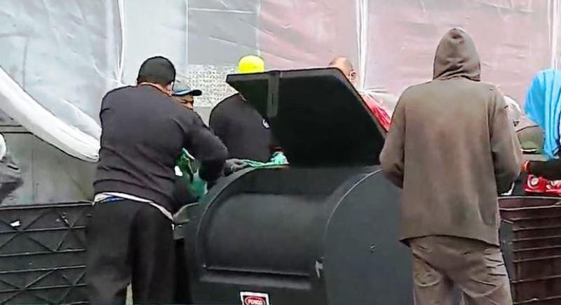Pessoas fazem fila para pegar restos de comida no centro de SP