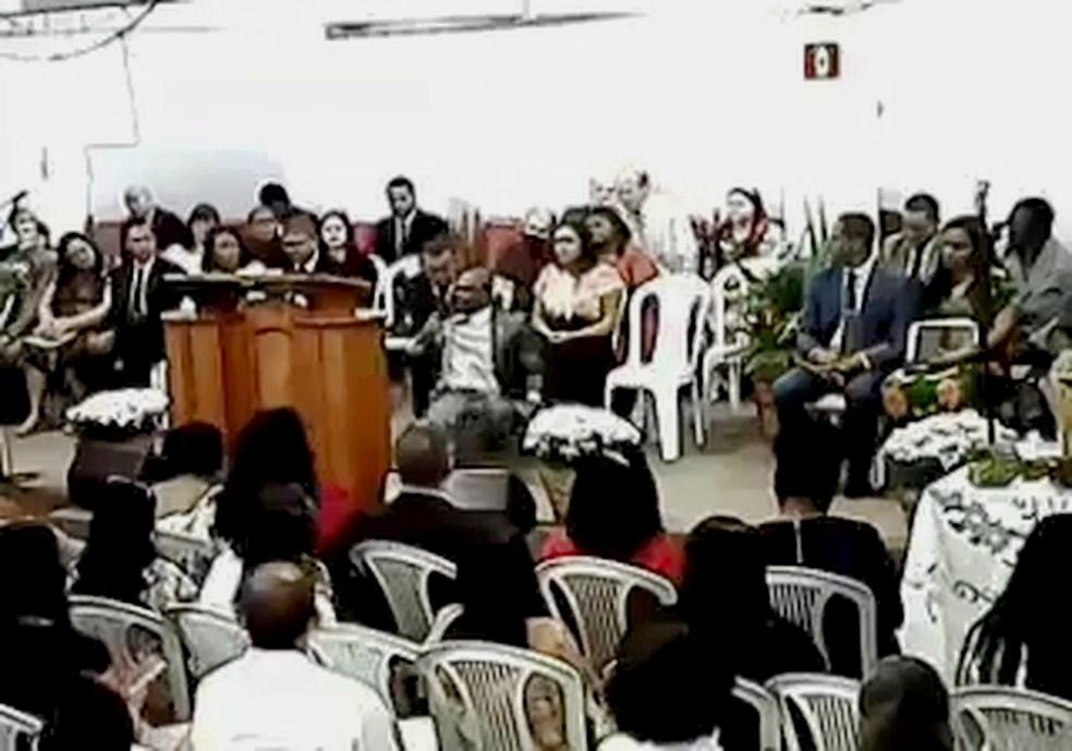 Pastor tem AVC dentro de igreja no ES e morre após cantar “Não deixe um soldado ferido morrer”