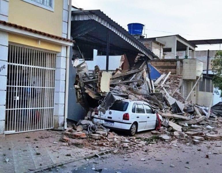 Jovem morre em desabamento de prédio em Nilópolis; três são resgatados com vida